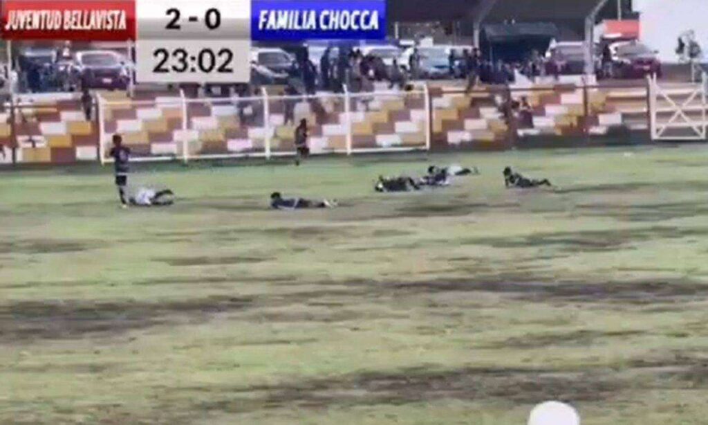 Νεκρός ποδοσφαιριστής την ώρα του αγώνα στο Περού – Τον χτύπησε κεραυνός // Σοκαριστικό βίντεο