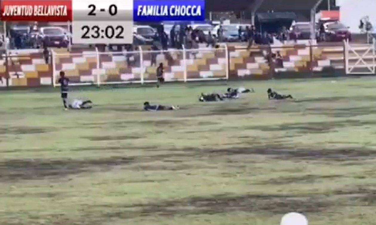Νεκρός ποδοσφαιριστής την ώρα του αγώνα στο Περού – Τον χτύπησε κεραυνός // Σοκαριστικό βίντεο