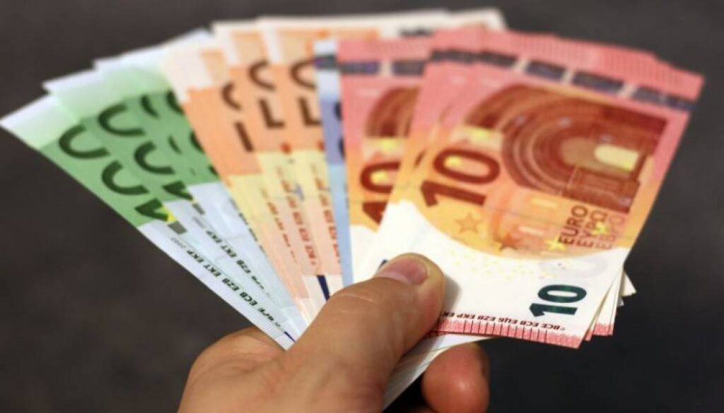 Ζητούσε χρήματα από τον γείτονα του για να μην τον καταγγείλει