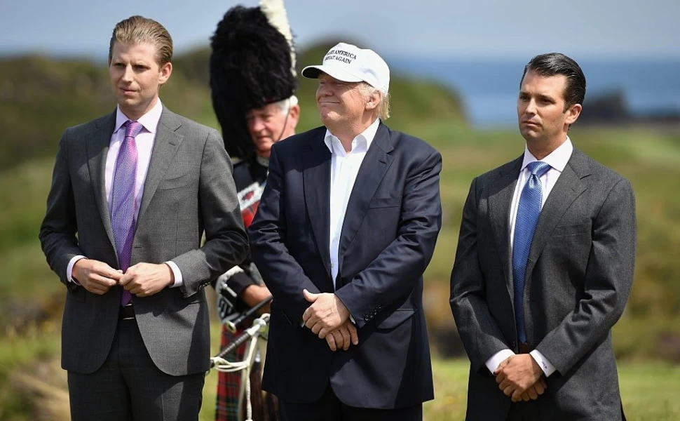 «Οι Δημοκρατικοί και ο Μπάιντεν προσπαθούν να ξεκινήσουν Γ’ Παγκόσμιο – Ηλίθιοι» λέει ο γιος του Ντόναλντ Τραμπ