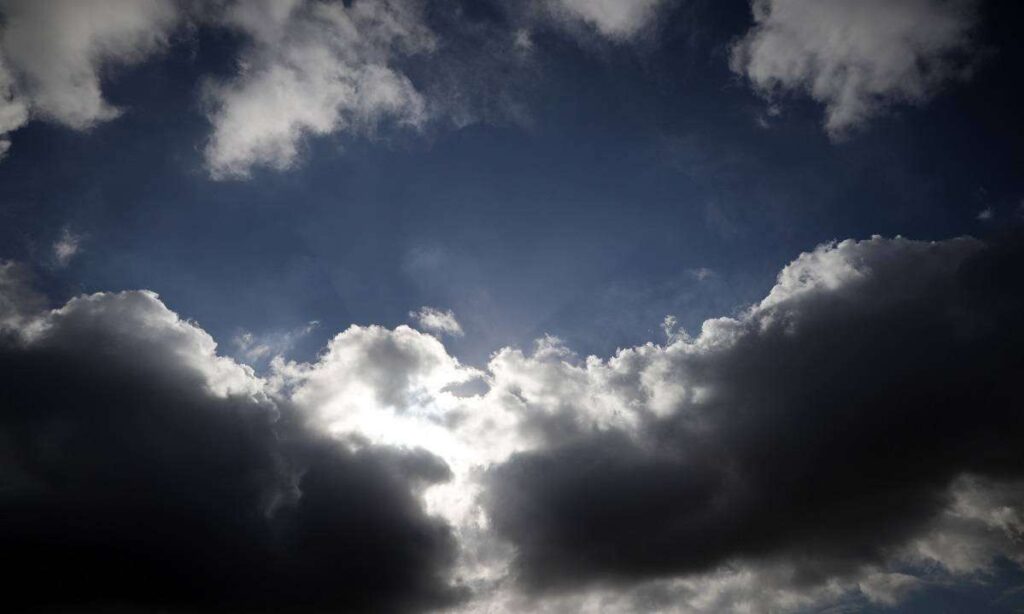 Καιρός: Νεφώσεις, τοπικές βροχές και πτώση της θερμοκρασίας