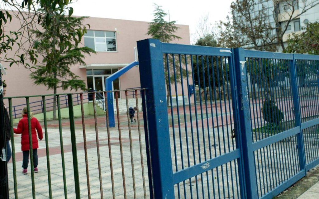 Φυσίγγιο σε αυλή σχολείου στον Άγιο Παντελεήμονα – Το βρήκε μαθητής