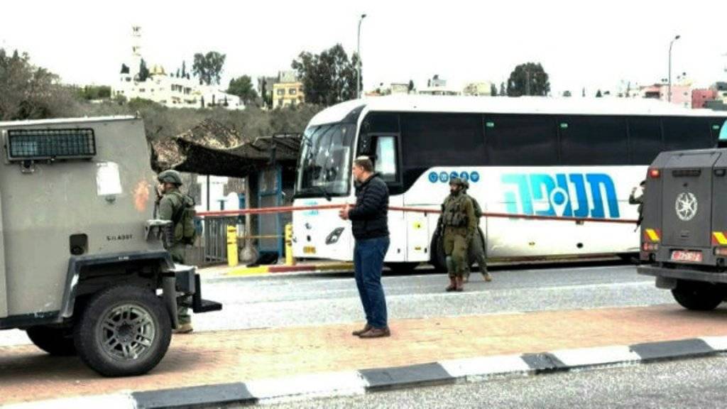 Οκτώ τραυματίες από την επίθεση ενόπλου εναντίον ισραηλινού λεωφορείου στη Δυτική Όχθη