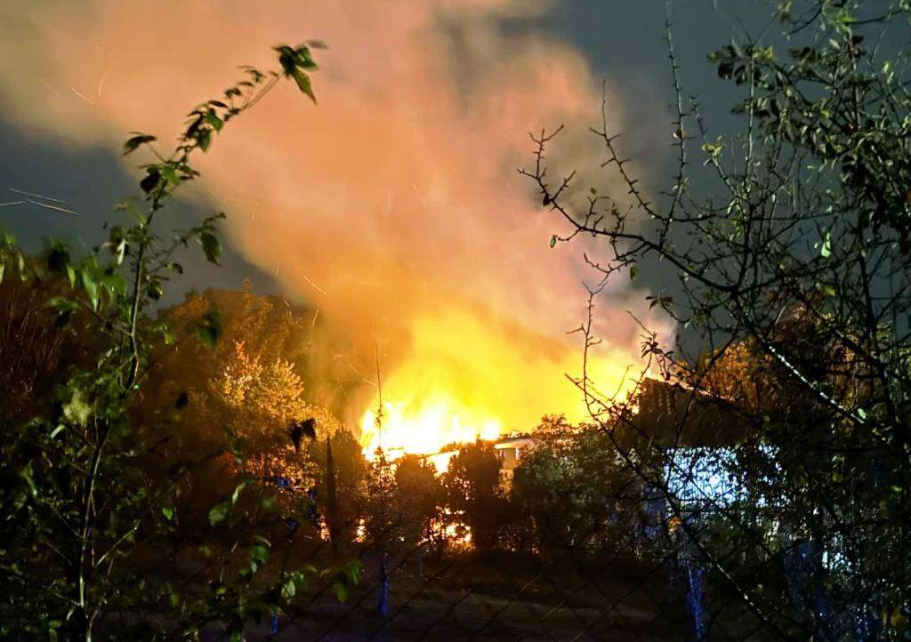 Στις φλόγες τυλίχθηκε σπίτι σε περιοχή της Θεσσαλονίκης