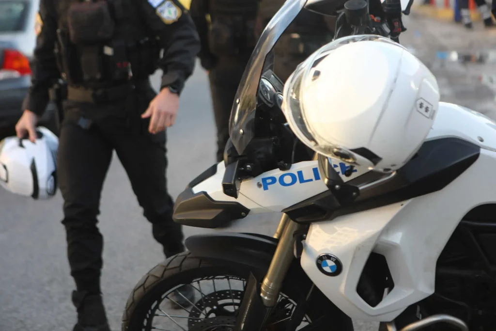 Βόλος: Εδειρε την 15χρονη κόρη του και τραυμάτισε αστυνομικό που πήγε να τον συλλάβει