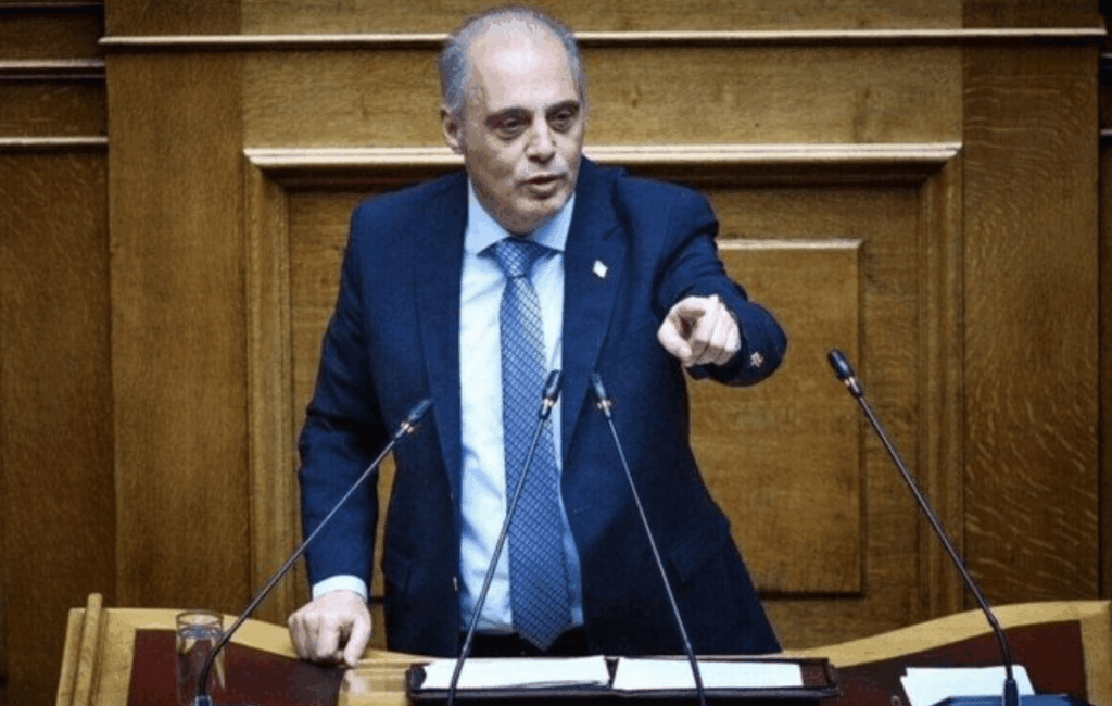 «Ερινύες δεν έχετε; Θα έπρεπε να έχετε φύγει την επόμενη μέρα… Θα σας κλείσω φυλακή» – Βελόπουλος στη Βουλή για τις νέες αποκαλύψεις για το έγκλημα των Τεμπών