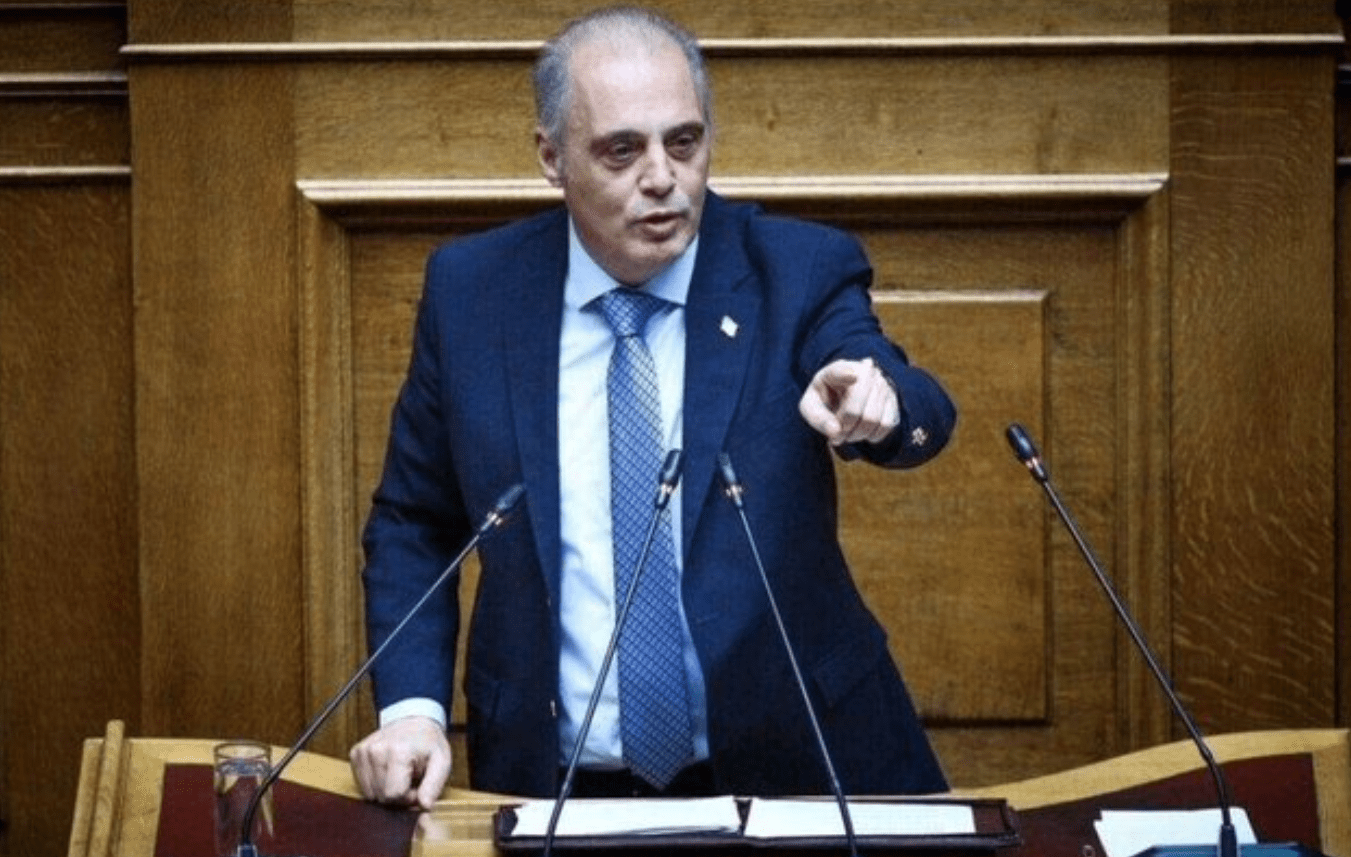 «Ερινύες δεν έχετε; Θα έπρεπε να έχετε φύγει την επόμενη μέρα… Θα σας κλείσω φυλακή» - Βελόπουλος στη Βουλή για τις νέες αποκαλύψεις για το έγκλημα των Τεμπών