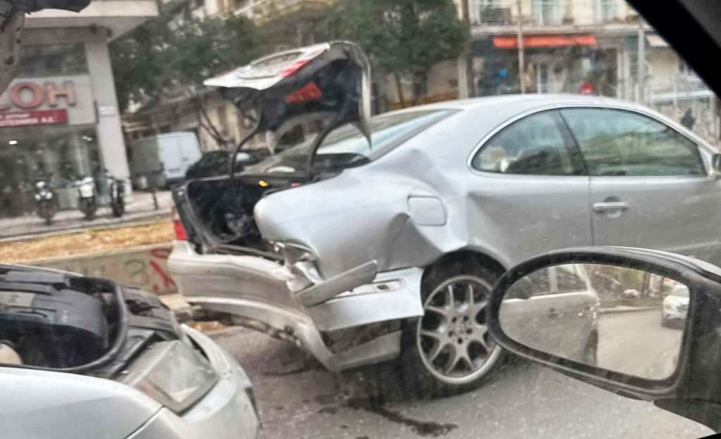 Καραμπόλα τεσσάρων αυτοκινήτων στη Θεσσαλονίκη