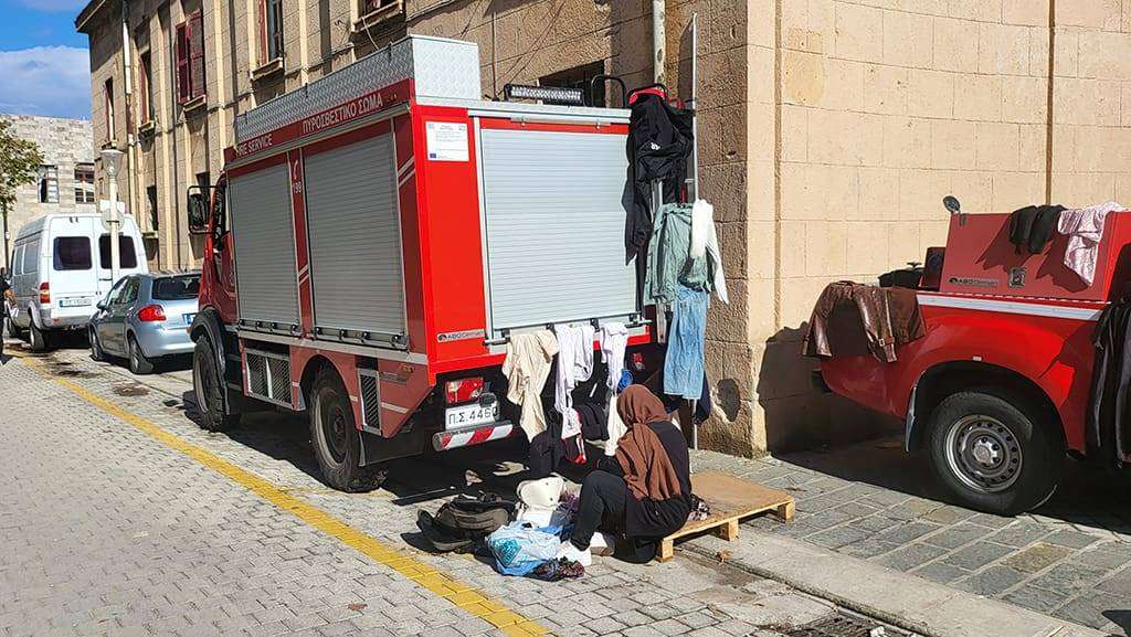 Ρόδος: Σε απλώστρα μετέτρεψαν οι λαθρομετανάστες τα πυροσβεστικά oχήματα