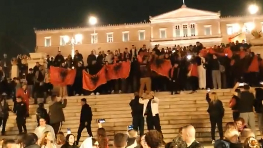 Δεν σέβονται ούτε το ψωμί που έφαγαν – Αίσχος στο Σύνταγμα με ανεξέλεγκτους Αλβανούς, σημαίες της Μεγάλης