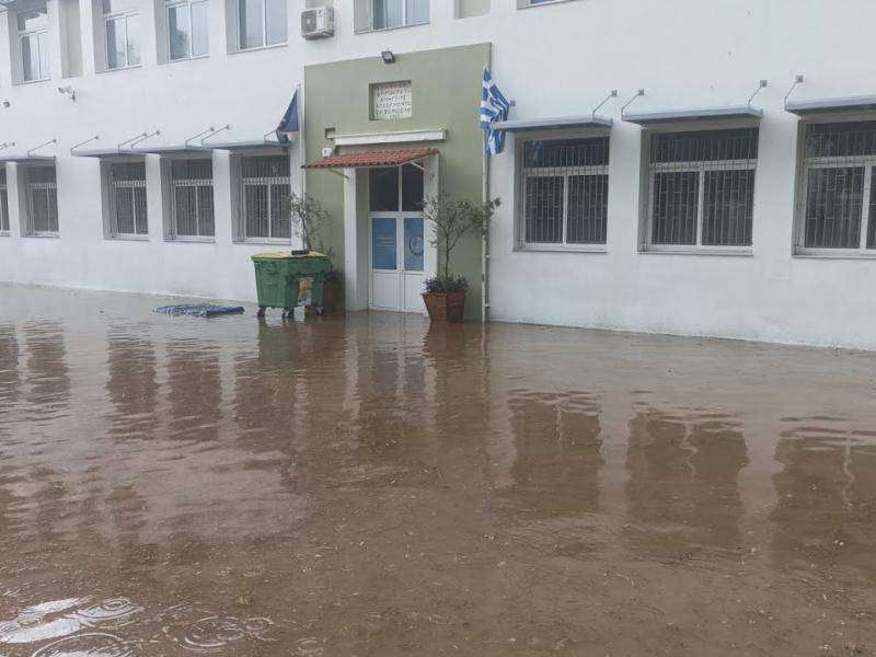 Πάτρα: Πλημμύρισε προαύλιο σχολείου – Αποκλεισμένοι μαθητές στα κοντέινερ