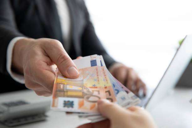 Mε κατασχέσεις απειλούνται χιλιάδες φορολογούμενοι για χρέη στην Εφορία από 500 ευρώ