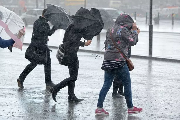 Καιρός: Βροχές και καταιγίδες σήμερα – Πτώση της θερμοκρασίας το Σαββατοκύριακο