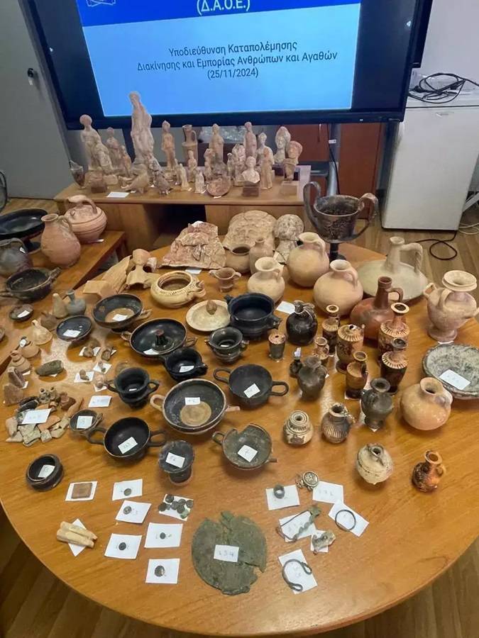 Άλιμος: Oλόκληρο μουσείο είχαν κρυμμένο δύο αρχαιοκάπηλοι σε τρία διαμερίσματα – Βρέθηκαν 172 αρχαία αντικείμενα