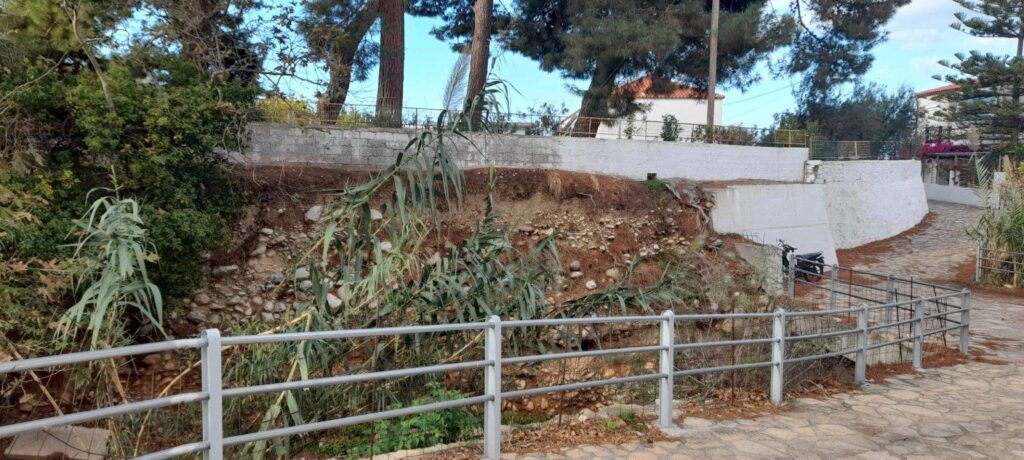 Ρέθυμνο: Νηπιαγωγείο «κρέμεται» στον αέρα – Μεγάλη ανησυχία για τον ακαθάριστο ποταμό Ξεριά