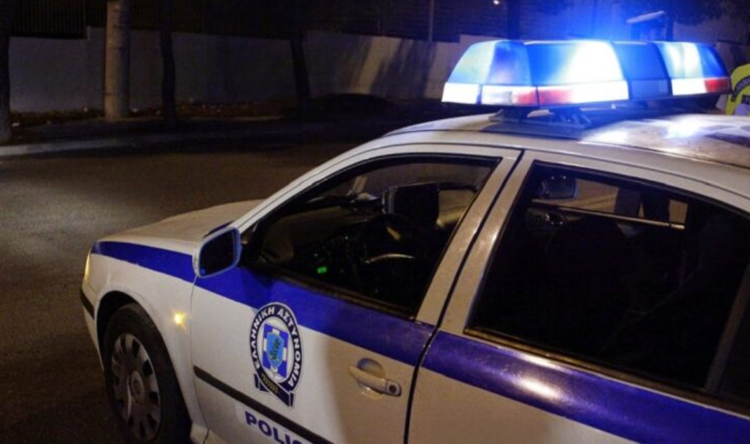 Θεσσαλονίκη: Επεισοδιακή καταδίωξη κλεμμένου ΙΧ - 27χρονος πέρασε «κόκκινα», χτύπησε σε πεζοδρόμιο και κατέληξε σε κάγκελα