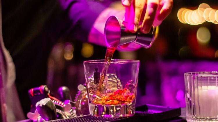 Θεσσαλονίκη: “Λουκέτο” στο κλαμπ που σέρβιρε αλκοόλ σε ανήλικους βάζει ο Δήμος