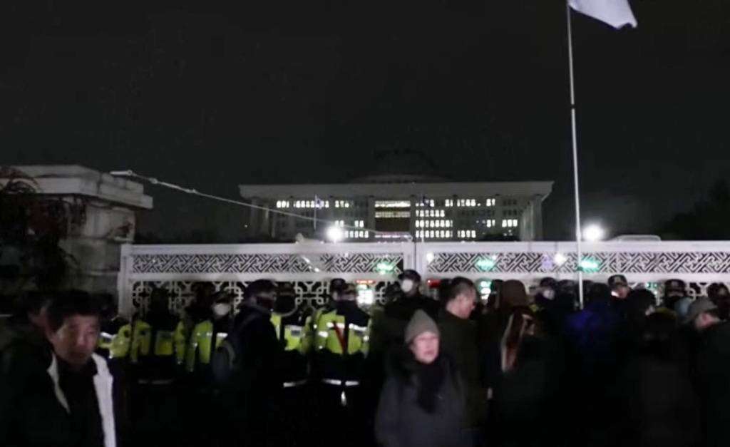 Αναστέλλεται η λειτουργία της Βουλής και των κομμάτων στη Νότια Κορέα – Ο στρατός ελέγχει τα ΜΜΕ