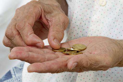 Χωρίς επιταγή ακρίβειας 930.000 χαμηλοσυνταξιούχοι που ζουν με συντάξεις πείνας, των 700 ευρώ και οι μακροχρόνια άνεργοι