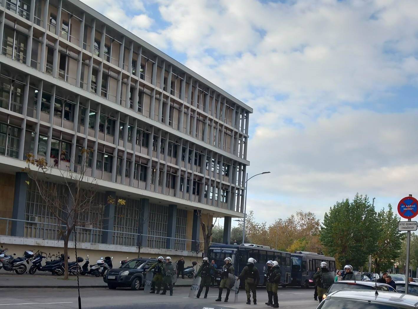 Θεσσαλονίκη: Αναστάτωση στα δικαστήρια με άντρα που είχε στην τσάντα του εκρηκτικό μηχανισμό