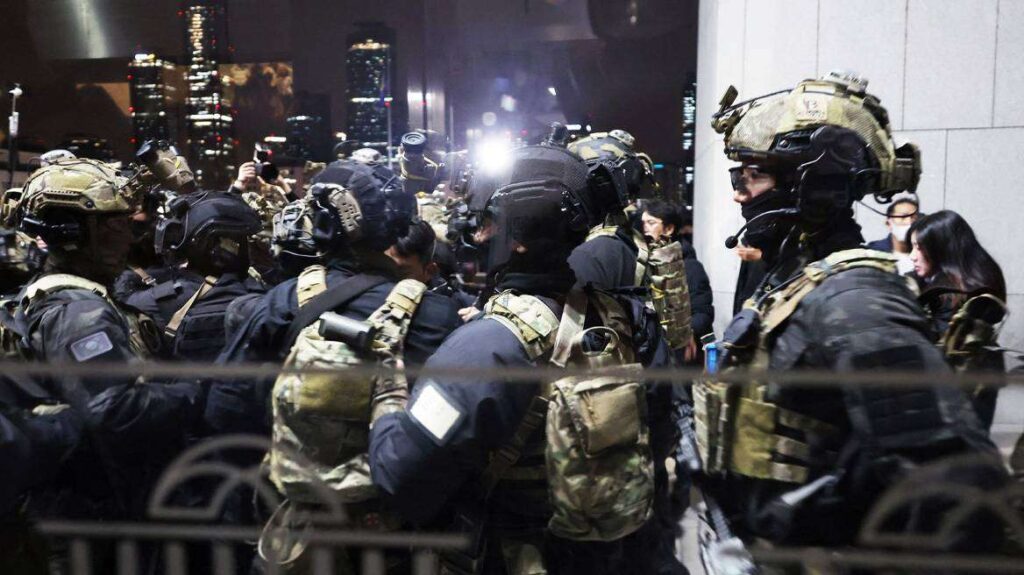 Πολιτική κρίση στη Νότια Κορέα μετά την απόφασή του ο προέδρου Γιουν να κηρύξει στρατιωτικό νόμο, που διήρκεσε μερικές ώρες