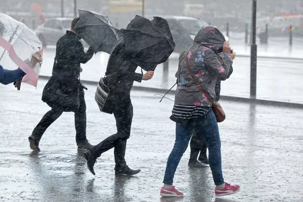 Επιμένει η κακοκαιρία: Ισχυρές βροχές και καταιγίδες σε όλη τη χώρα – Σε ποιες περιοχές θα ρίξει χιόνι
