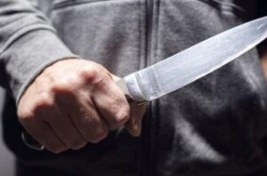 17χρονος απείλησε με μαχαίρια και λήστεψε 40χρονο