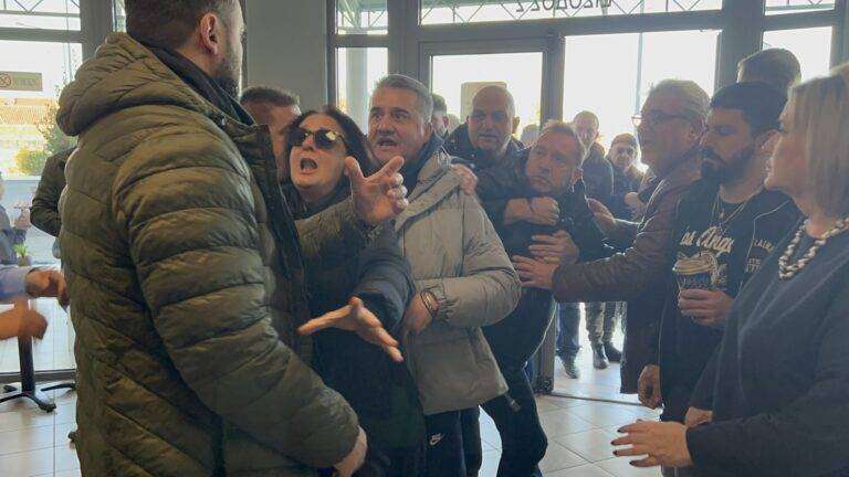 Ξεχείλισε η οργή για το έγκλημα των Τεμπών – Συγγενών των θυμάτων κατά Αγοραστού