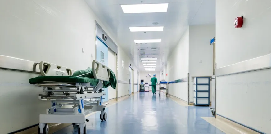 Κρήτη: Διασωληνωμένη σε κρίσιμη κατάσταση 33χρονη τουρίστρια που έπεσε από μεγάλο ύψος, έχασε το μωρό που κυοφορούσε
