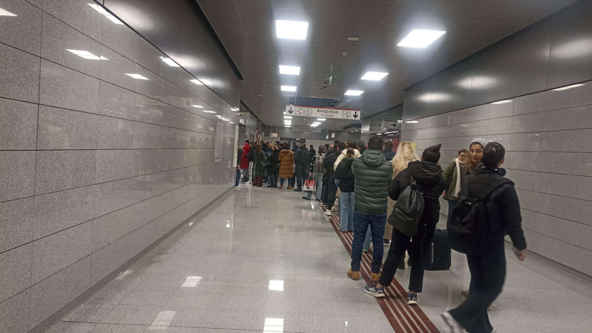 Ταλαιπωρία των επιβατών και σήμερα στα εκδοτήρια εισιτηρίων του Μετρό Θεσσαλονίκης