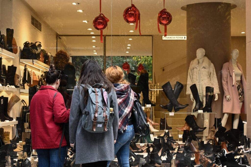 Το ωράριο των καταστημάτων σήμερα παραμονή Πρωτοχρονιάς