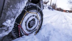 Υποχρεωτικές οι αντιολισθητικές αλυσίδες στην Αττική και σε μεγάλο μέρος του οδικού δικτύου της χώρας σύμφωνα με την ΕΛ.ΑΣ