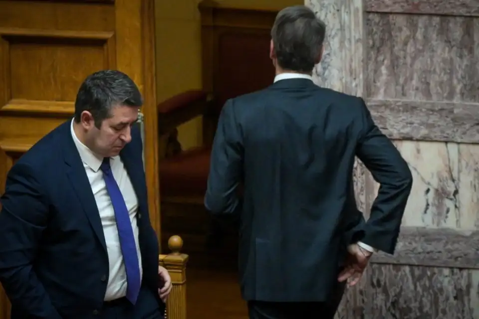 Αποχώρησε από τη Βουλή λόγω πόνου στη μέση ο Κυριάκος Μητσοτάκης