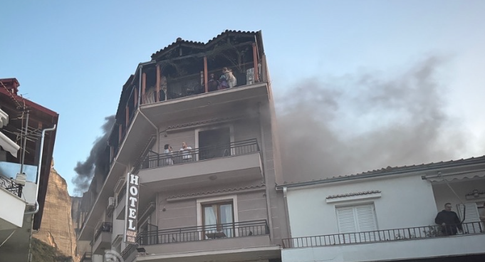 Καλαμπάκα: Σε εξέλιξη φωτιά σε κεντρικό ξενοδοχείο – Εκκενώνεται το κτίριο