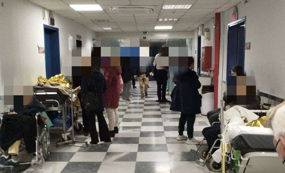 Ράντζα και φορεία στους διαδρόμους… τεράστια ταλαιπωρία – «Αυτή είναι η αποσυμφόρηση που διαφημίζει η κυβέρνηση»