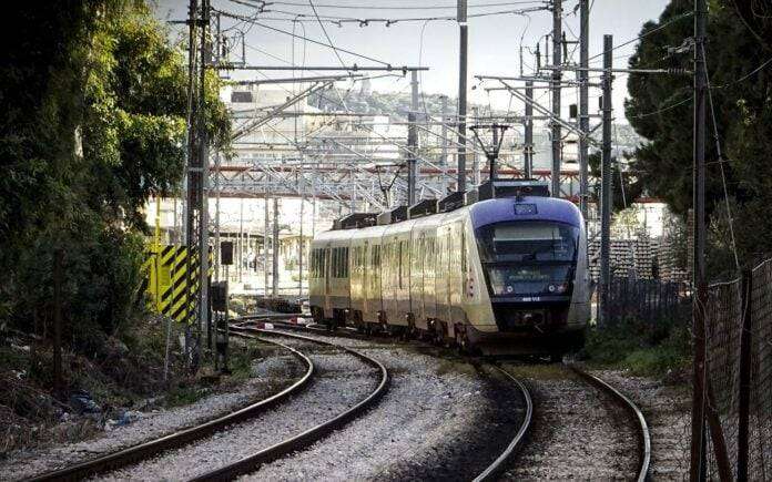Τρένο του Προαστιακού στα Σεπόλια φρέναρε τελευταία στιγμή πριν χτυπήσει γυναίκα που περπατούσε στις ράγες
