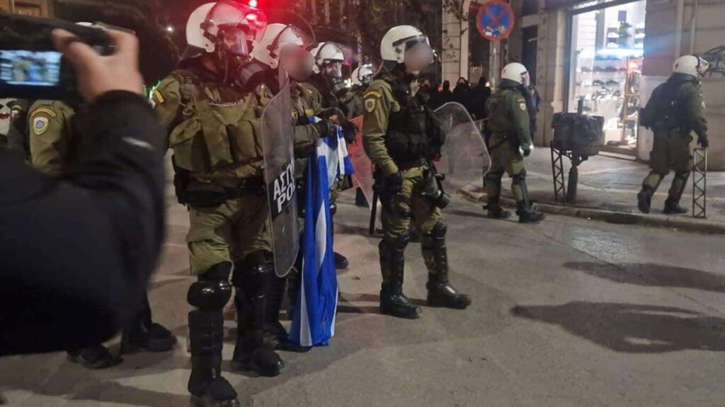 Θεσσαλονίκη: Επιχείρησαν να σκίσουν και να κάψουν ελληνική σημαία μετά το τέλος της πορείας για τον Αλέξη Γρηγορόπουλο – Την ανέκτησαν αστυνομικοί – 112 συλλήψεις για τα επεισόδια