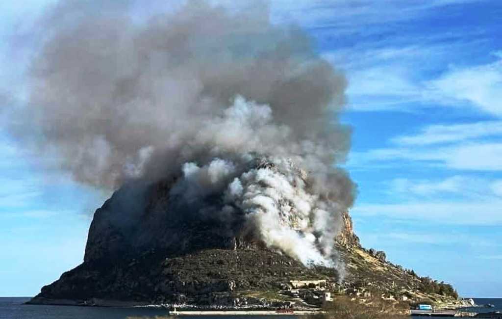 Μεγάλη φωτιά σε εξέλιξη στη Μονεμβασία