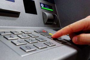 Παράνομη χρέωση 0,80 ευρώ στους λογαριασμούς ενίοτε και ανυποψίαστων πελατών από άλλη μια τράπεζα