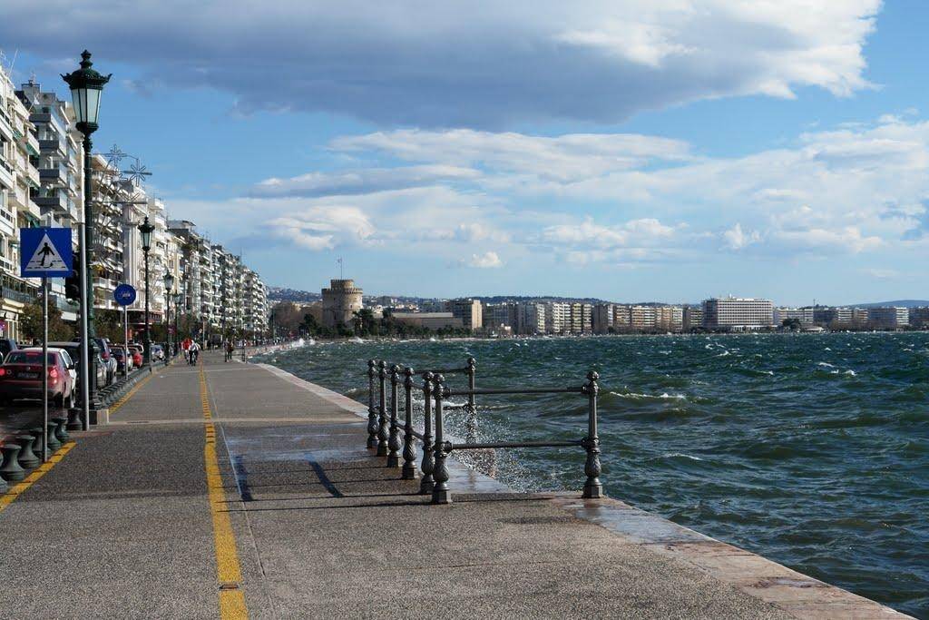 Θεσσαλονίκη: Άνδρας έπεσε με το ποδήλατό του στον Θερμαϊκό- Αστυνομικοί τον βοήθησαν να βγει