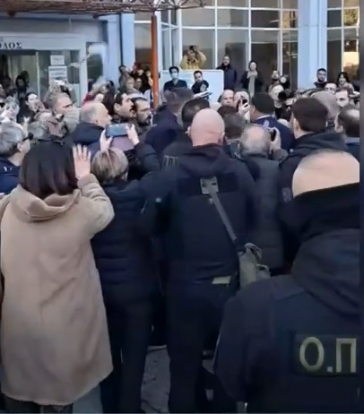 Χαμός με Γεωργιάδη στην Άρτα, του πέταξαν νερό - Στην Πάτρα έκρυψαν 37 ράντζα την ώρα της επίσκεψης του στο πανεπιστημιακό για να μην μεταφέρουν την εικόνα οι κάμερες