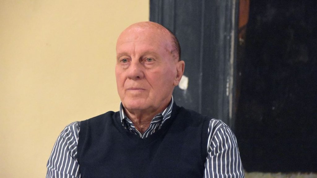 Στο νοσοκομείο με ανακοπή ο Μίμης Δομάζος – Κρίσιμη η κατάστασή της υγείας του