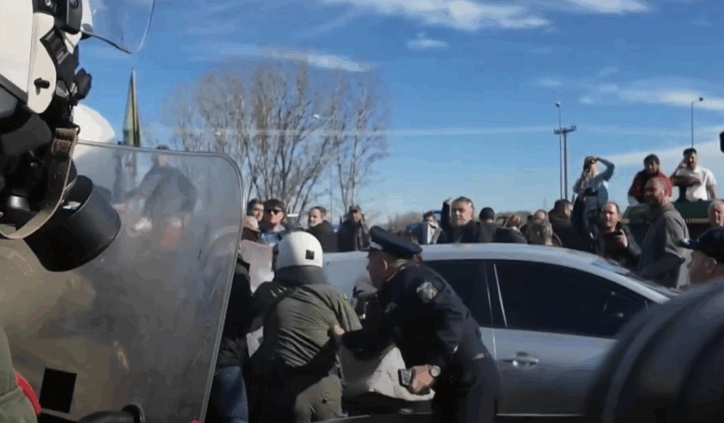 Ξύλο και χημικά στους αγρότες από τα ΜΑΤ – Επεισόδιο μεταξύ του επικεφαλής της διμοιρίας των ΜΑΤ και αξιωματικού της ΕΛΑΣ