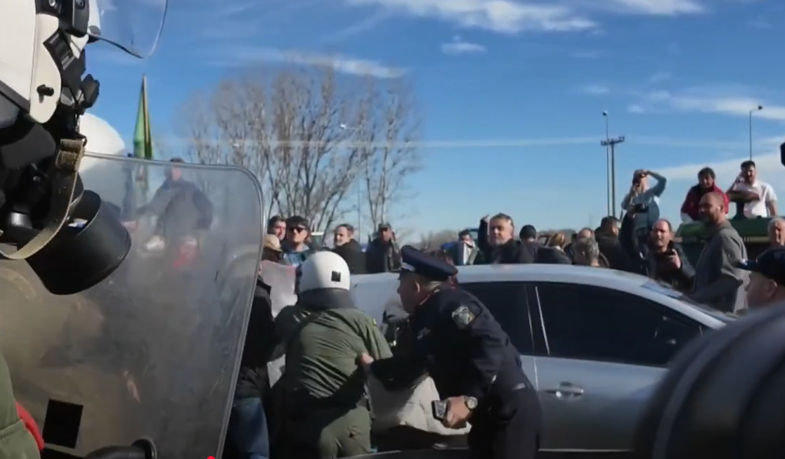 Ξύλο και χημικά στους αγρότες από τα ΜΑΤ - Επεισόδιο μεταξύ του επικεφαλής της διμοιρίας των ΜΑΤ και αξιωματικού της ΕΛΑΣ