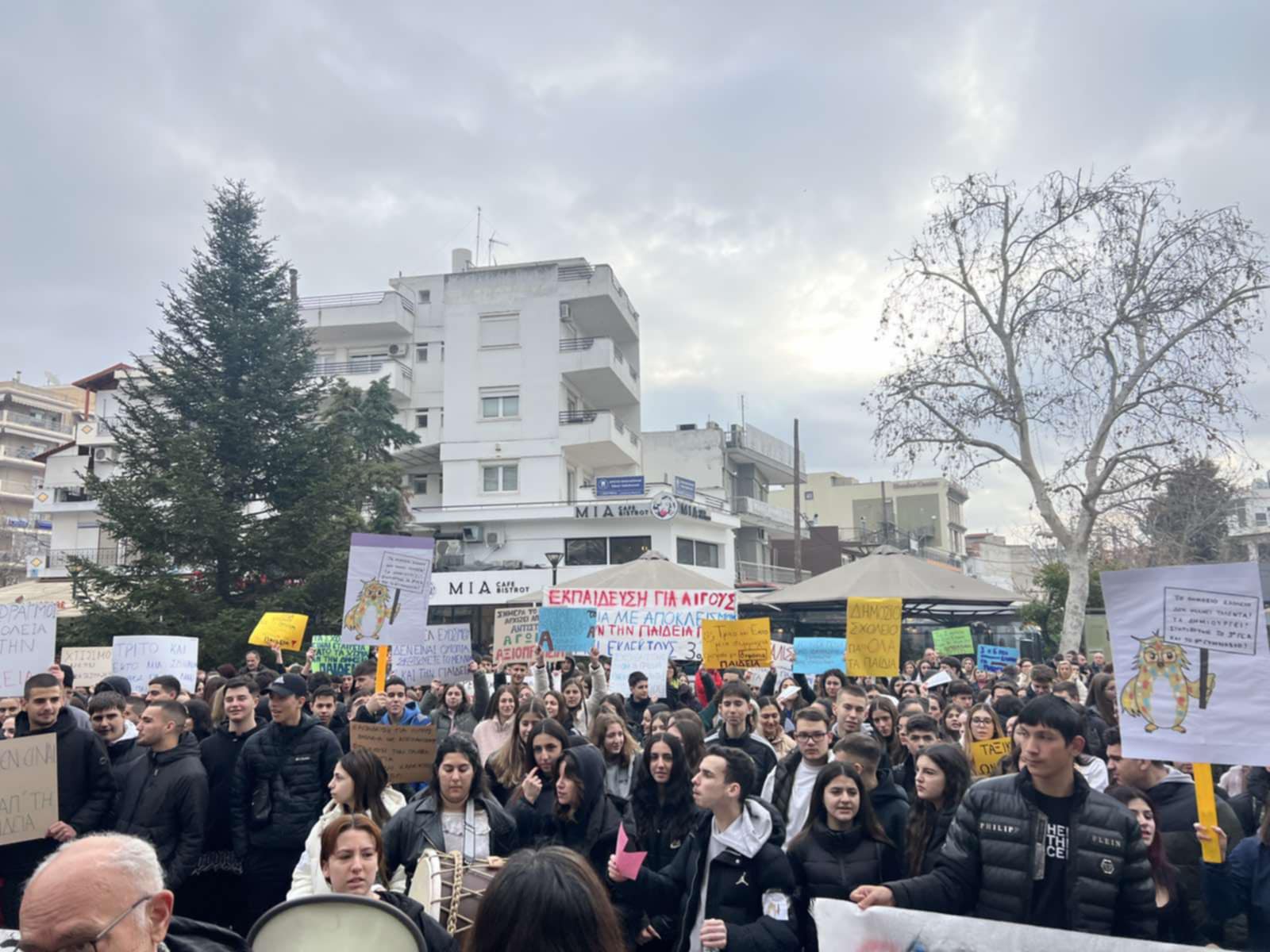 Θεσσαλονίκη: Μεγάλες διαμαρτυρίες και καταλήψεις σε σχολεία του Ευόσμου Θεσσαλονίκης - Δεν θέλουν το σχολείο τους να μετατραπεί σε Ωνάσειο (ΒΙΝΤΕΟ)