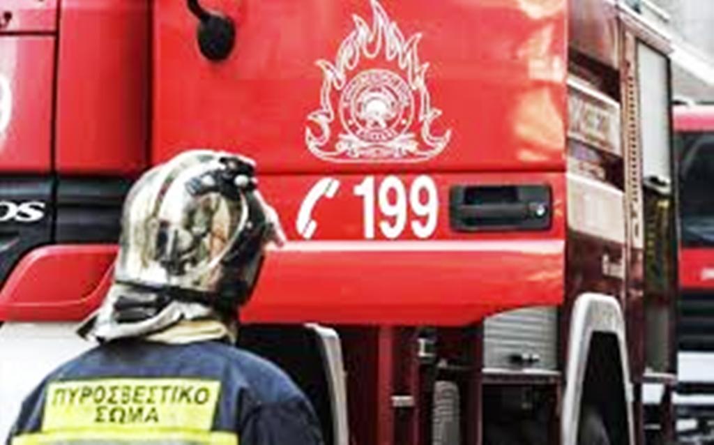 Πυρκαγιά προκάλεσε τεράστιες ζημιές σε κτήριο με διαμέρισμα και κατάστημα