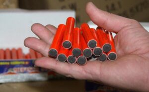 Συνελήφθησαν δύο 26χρονοι που διακινούσαν κροτίδες στην ευρύτερη περιοχή του Ελληνικού