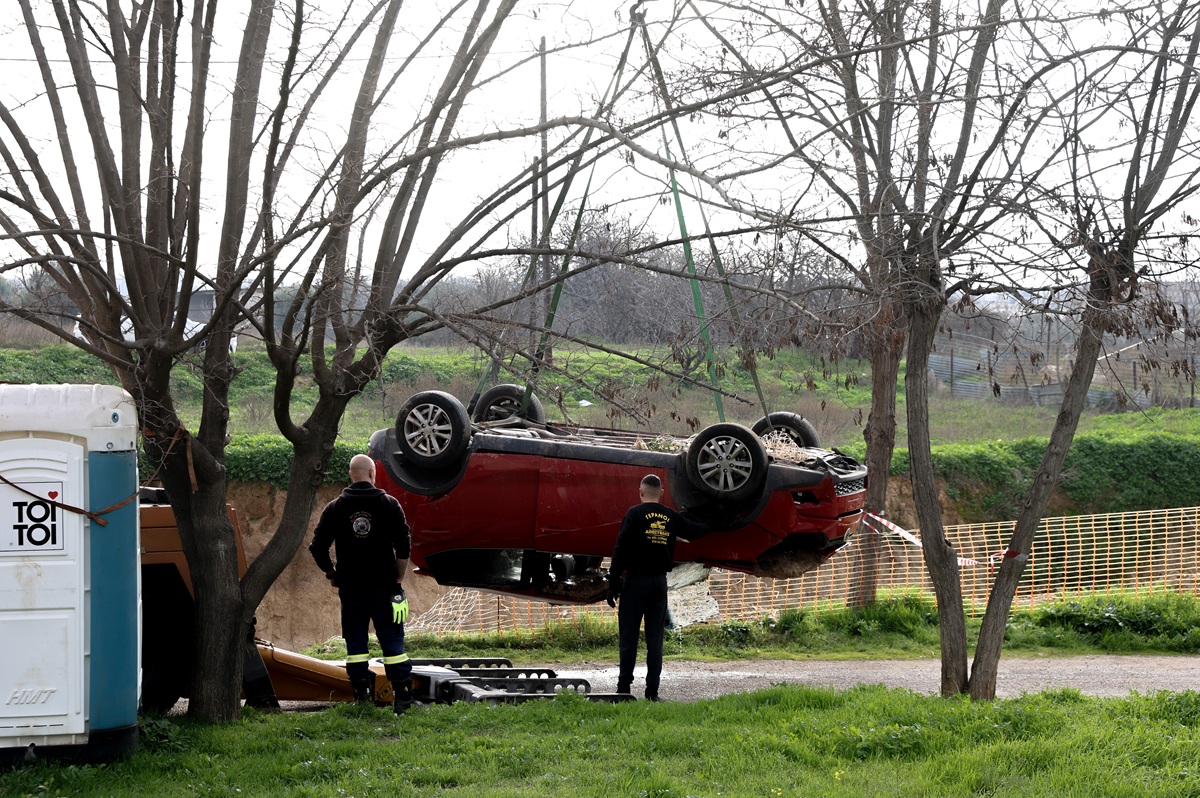Μενίδι: Νεκρή γυναίκα που έπεσε με το αυτοκίνητο σε ρέμα