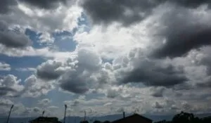 Λίγες νεφώσεις παροδικά αυξημένες με σημαντικά διαστήματα ηλιοφάνειας την Παρασκευή 28/2 – Κανονικές για την εποχή θερμοκρασίες