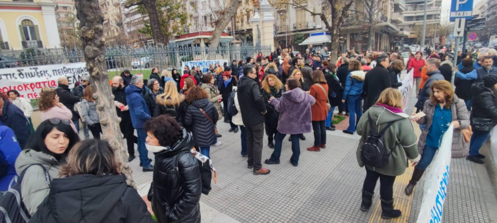 Συγκέντρωση - κινητοποίηση εκπαιδευτικών μπροστά στο ΥΜΑΘ